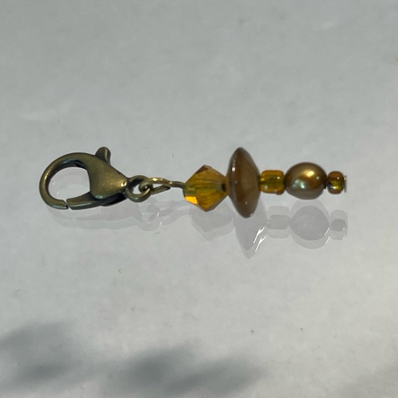 Dainty gold/brass tone zipper pull with real pearl - Picture 3 of 4